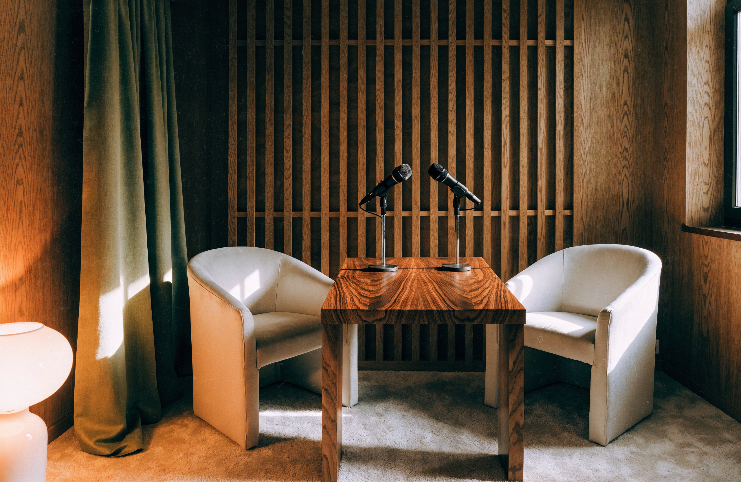 Illustration IA : espace chaleureux de conversation avec deux microphones.