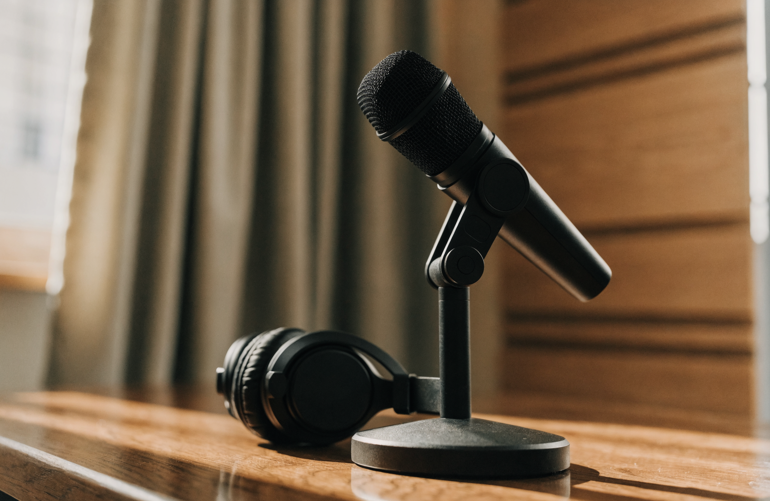Illustration IA : microphone et casque prêts pour une prise de son.