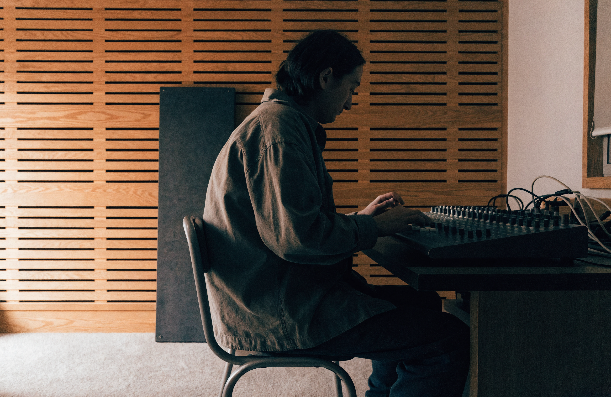 Illustration IA : technicien préparant une console audio.